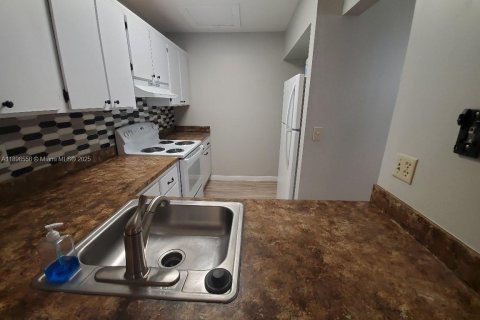 Copropriété à louer à Hialeah, Floride: 2 chambres, 69.4 m2 № 1948315 - photo 3