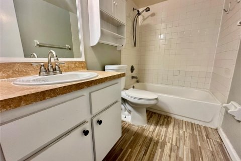 Copropriété à louer à Hialeah, Floride: 2 chambres, 69.4 m2 № 1948315 - photo 16