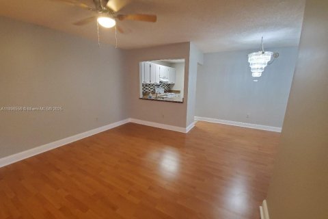 Copropriété à louer à Hialeah, Floride: 2 chambres, 69.4 m2 № 1948315 - photo 1