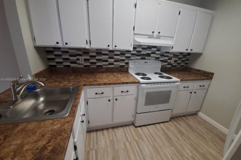 Copropriété à louer à Hialeah, Floride: 2 chambres, 69.4 m2 № 1948315 - photo 2