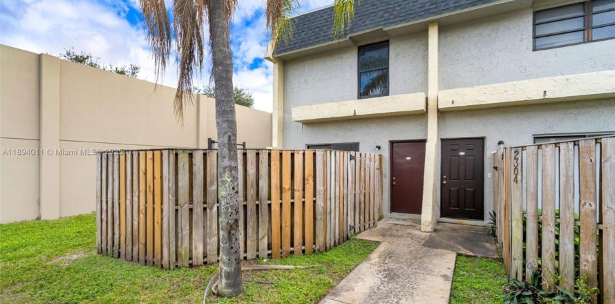 Condo in Lauderhill, Florida, 2 bedrooms № 1945860