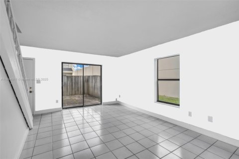 Condo in Lauderhill, Florida, 2 bedrooms № 1945860 - photo 4