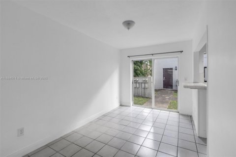 Condo in Lauderhill, Florida, 2 bedrooms № 1945860 - photo 2