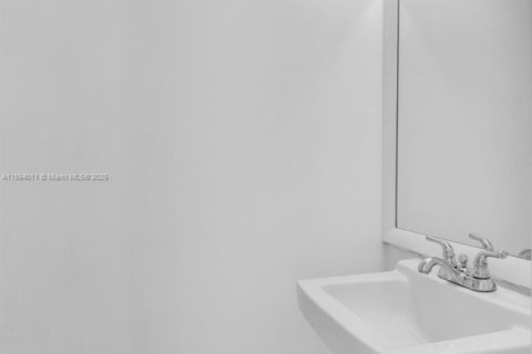 Condo in Lauderhill, Florida, 2 bedrooms № 1945860 - photo 6