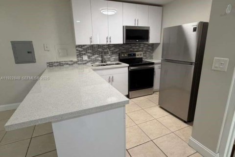Copropriété à louer à Miami, Floride: 1 chambre, 69.68 m2 № 1976722 - photo 2