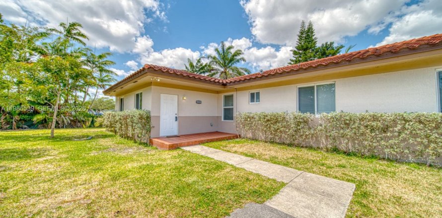 Дом в Майами, Флорида 3 спальни, 215.25м2 № 2051370