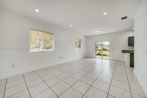 Снять в аренду виллу или дом в Майами, Флорида 3 спальни, 215.25м2, № 2051370 - фото 8