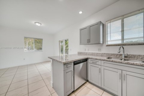 Снять в аренду виллу или дом в Майами, Флорида 3 спальни, 215.25м2, № 2051370 - фото 12