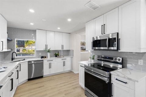 Casa en venta en Tampa, Florida, 3 dormitorios, 131.27 m2 № 2206490 - foto 8