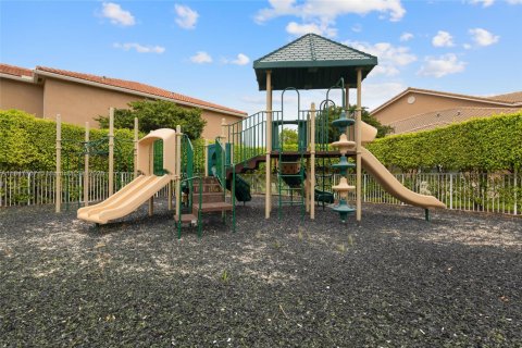 Townhouse in Lake Worth, Florida 2 bedrooms, 119.29 sq.m. № 1849017 - photo 22