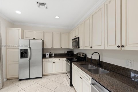 Townhouse in Lake Worth, Florida 2 bedrooms, 119.29 sq.m. № 1849017 - photo 14