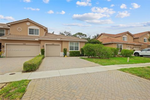 Townhouse in Lake Worth, Florida 2 bedrooms, 119.29 sq.m. № 1849017 - photo 1