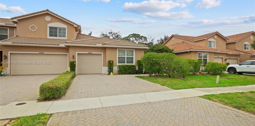 Townhouse in Lake Worth, Florida 2 bedrooms, 119.29 sq.m. № 1849017