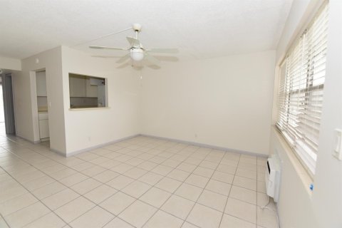 Condo in West Palm Beach, Florida, 1 bedroom  № 2153004 - photo 3