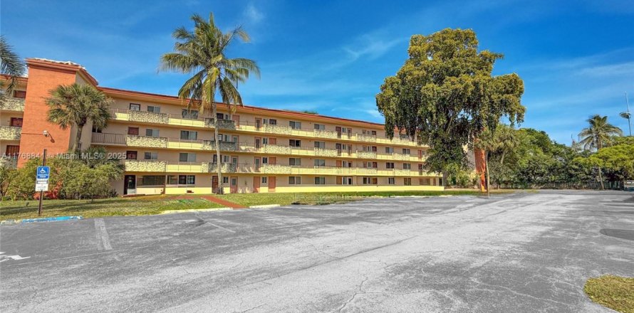 Condo in Sunrise, Florida, 2 bedrooms № 1588465