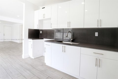 House in Opa-locka, Florida 3 bedrooms, 82.78 sq.m. № 1705951 - photo 8