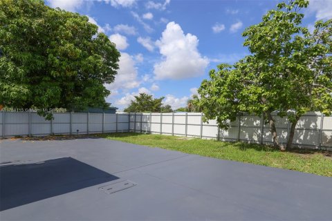 House in Opa-locka, Florida 3 bedrooms, 82.78 sq.m. № 1705951 - photo 23