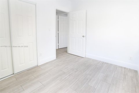 House in Opa-locka, Florida 3 bedrooms, 82.78 sq.m. № 1705951 - photo 17