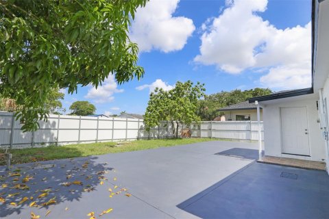 House in Opa-locka, Florida 3 bedrooms, 82.78 sq.m. № 1705951 - photo 26