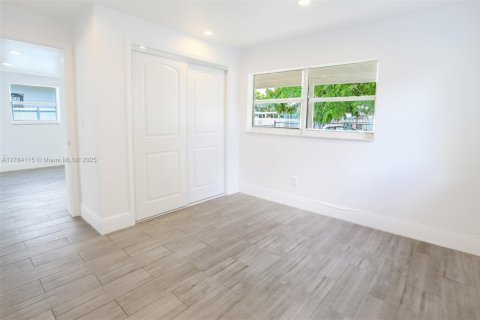 House in Opa-locka, Florida 3 bedrooms, 82.78 sq.m. № 1705951 - photo 19