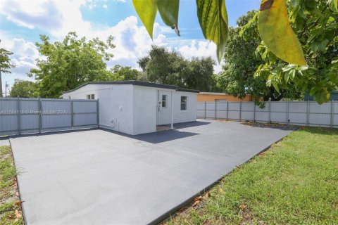 House in Opa-locka, Florida 3 bedrooms, 82.78 sq.m. № 1705951 - photo 24