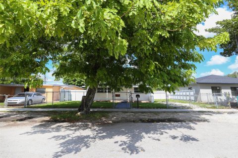 House in Opa-locka, Florida 3 bedrooms, 82.78 sq.m. № 1705951 - photo 30