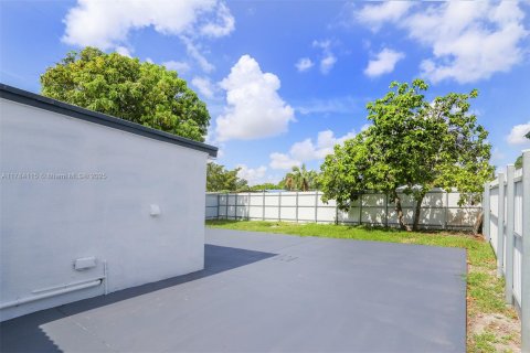 House in Opa-locka, Florida 3 bedrooms, 82.78 sq.m. № 1705951 - photo 22