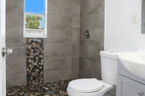 House in Opa-locka, Florida 3 bedrooms, 82.78 sq.m. № 1705951 - photo 10