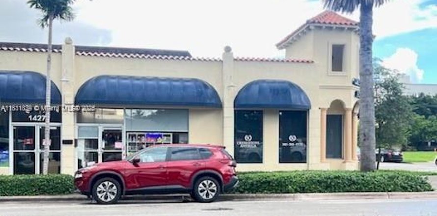 Commercial property in Coral Gables, Florida № 1809860
