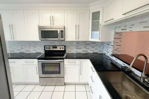 Купить кондоминиум в Лейк-Уорт, Флорида 3 комнаты, 123.56м2, № 2082865 - фото 2