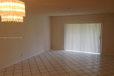 Copropriété à louer à Lauderhill, Floride: 1 chambre, 80.82 m2 № 2018086 - photo 4