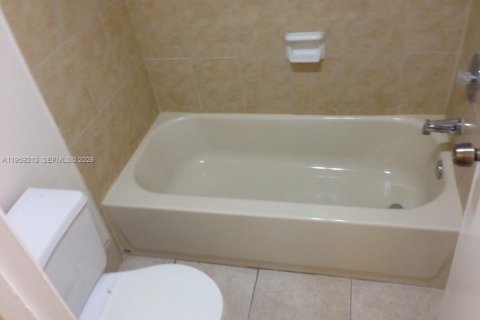 Copropriété à louer à Lauderhill, Floride: 1 chambre, 80.82 m2 № 2018086 - photo 14