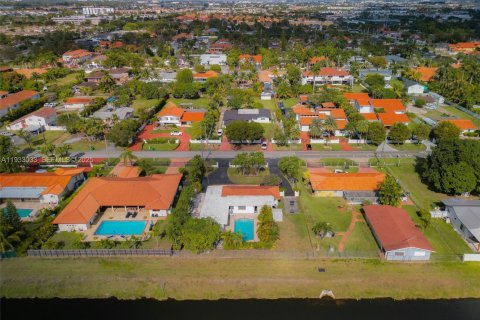 Villa ou maison à vendre à Miami, Floride: 4 chambres, 220.74 m2 № 1994787 - photo 17