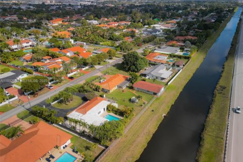Villa ou maison à vendre à Miami, Floride: 4 chambres, 220.74 m2 № 1994787 - photo 3