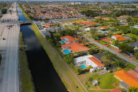 Villa ou maison à vendre à Miami, Floride: 4 chambres, 220.74 m2 № 1994787 - photo 15