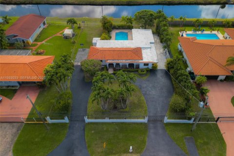 Villa ou maison à vendre à Miami, Floride: 4 chambres, 220.74 m2 № 1994787 - photo 14