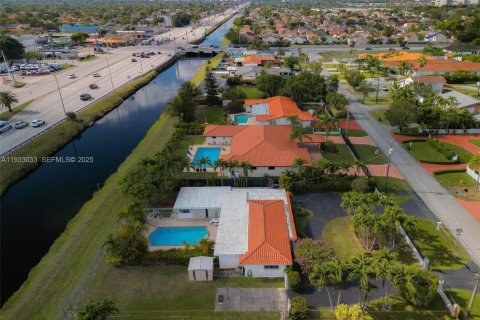 Villa ou maison à vendre à Miami, Floride: 4 chambres, 220.74 m2 № 1994787 - photo 2
