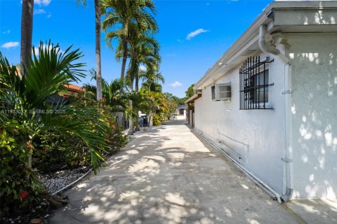 Villa ou maison à vendre à Miami, Floride: 4 chambres, 220.74 m2 № 1994787 - photo 11