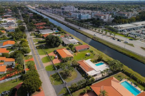 Villa ou maison à vendre à Miami, Floride: 4 chambres, 220.74 m2 № 1994787 - photo 20