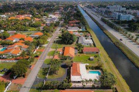Villa ou maison à vendre à Miami, Floride: 4 chambres, 220.74 m2 № 1994787 - photo 19