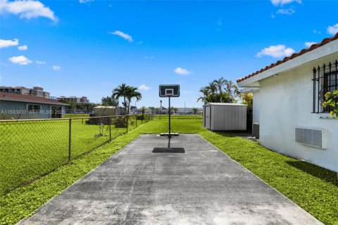 Villa ou maison à vendre à Miami, Floride: 4 chambres, 220.74 m2 № 1994787 - photo 13