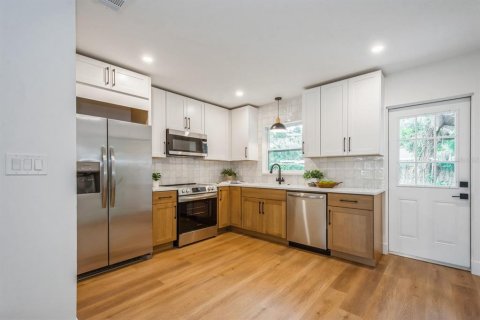 House in Dunedin, Florida 2 bedrooms, 108.32 sq.m. № 1857693 - photo 3