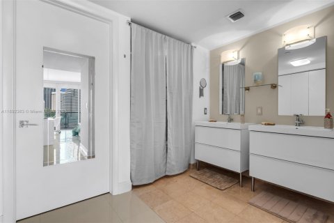 Condo in Miami, Florida, 3 bedrooms  № 1944241 - photo 17
