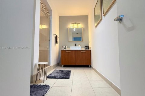 Condominio en venta en Miami, Florida, 1 dormitorio, 66.05 m2 № 2032042 - foto 6