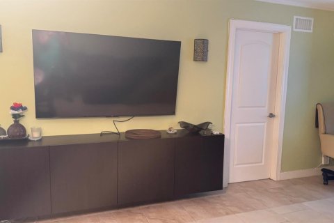 Copropriété à louer à Lauderdale Lakes, Floride: 2 chambres, 80.36 m2 № 2431410 - photo 9