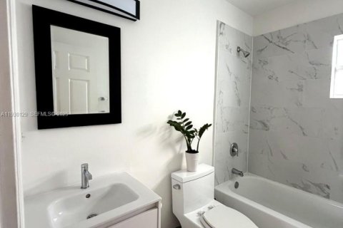 Снять в аренду таунхаус в Форт-Лодердейл, Флорида 2 спальни, 116.13м2, № 2034240 - фото 12