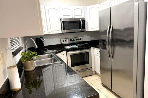 Снять в аренду таунхаус в Форт-Лодердейл, Флорида 2 спальни, 116.13м2, № 2034240 - фото 6