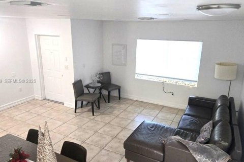 Снять в аренду таунхаус в Форт-Лодердейл, Флорида 2 спальни, 116.13м2, № 2034240 - фото 3