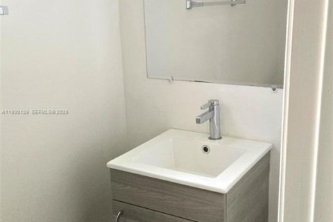 Снять в аренду таунхаус в Форт-Лодердейл, Флорида 2 спальни, 116.13м2, № 2034240 - фото 8