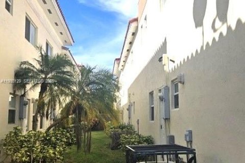 Снять в аренду таунхаус в Форт-Лодердейл, Флорида 2 спальни, 116.13м2, № 2034240 - фото 18